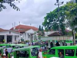 Ribuan Sopir Angkot Demo di Balai Kota Bogor Tolak Larangan Operasi Angkot Tua