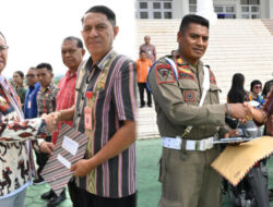 Bupati Kupang Serahkan SK Pensiun ASN dan Beri Penghargaan Kinerja Saat Apel Kekuatan