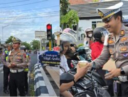 Humanis ke Pengendara, Kasat Lantas Polres Kudus Bagikan Ratusan Takjil di Ramadan 2026