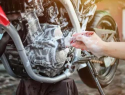 Hindari Hal Ini Saat Mencuci Motor Anda