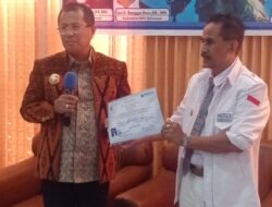 DPC PERADI Oelamasi Serahkan Sertifikat UPA kepada Bupati Kupang, Tandai Kelulusan Profesi Advokat