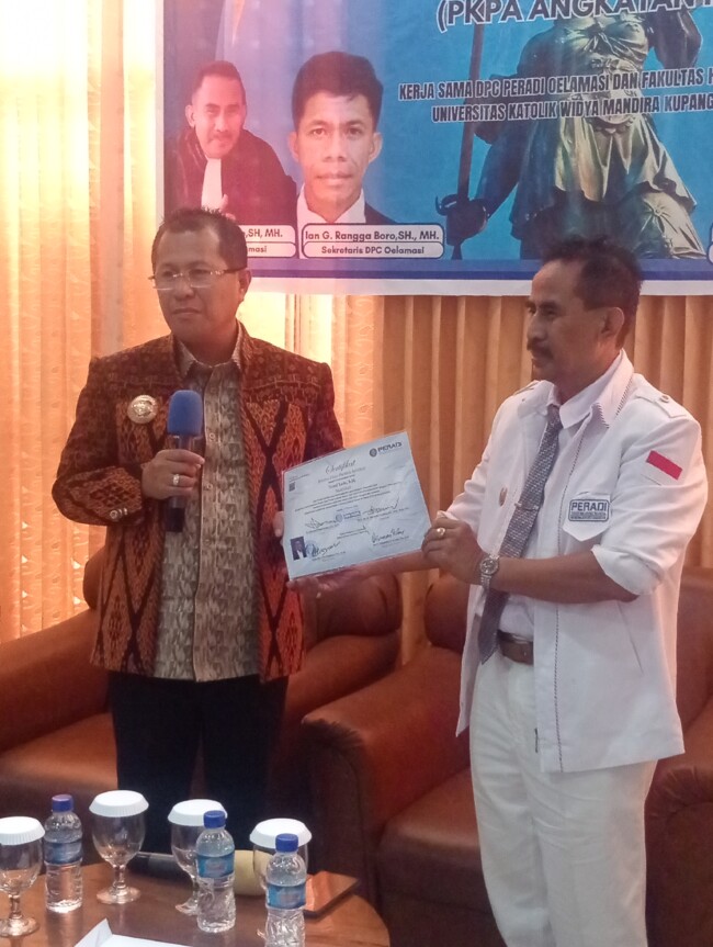 DPC PERADI Oelamasi Serahkan Sertifikat UPA kepada Bupati Kupang, Tandai Kelulusan Profesi Advokat 1 IMG20260620101919